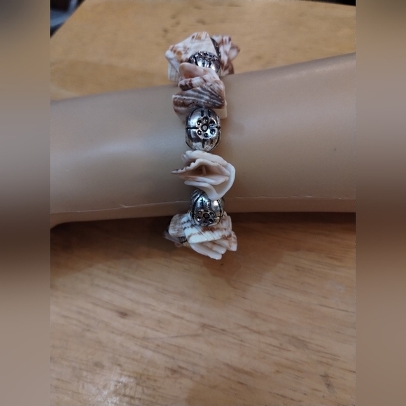 Nwt women's shell bracelet and earrings set - Picture 2 of 3